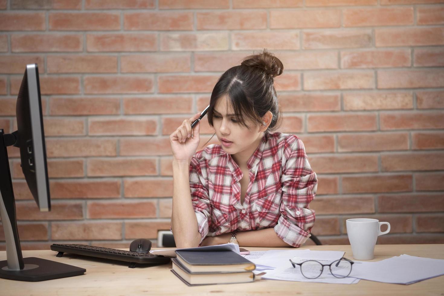 les femmes asiatiques sont stressées par le travail photo