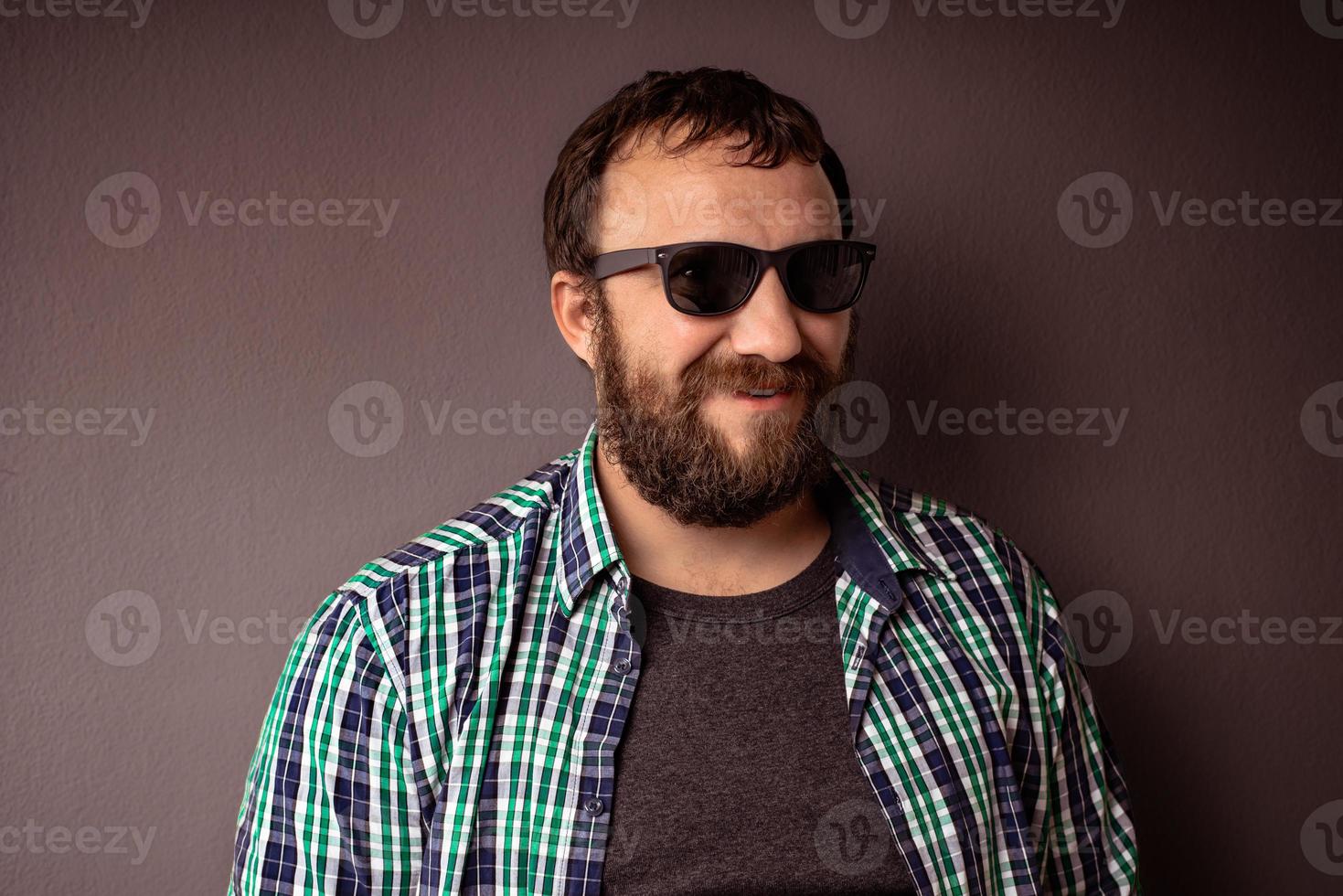 bel homme barbu hipster avec des lunettes de soleil et une chemise photo