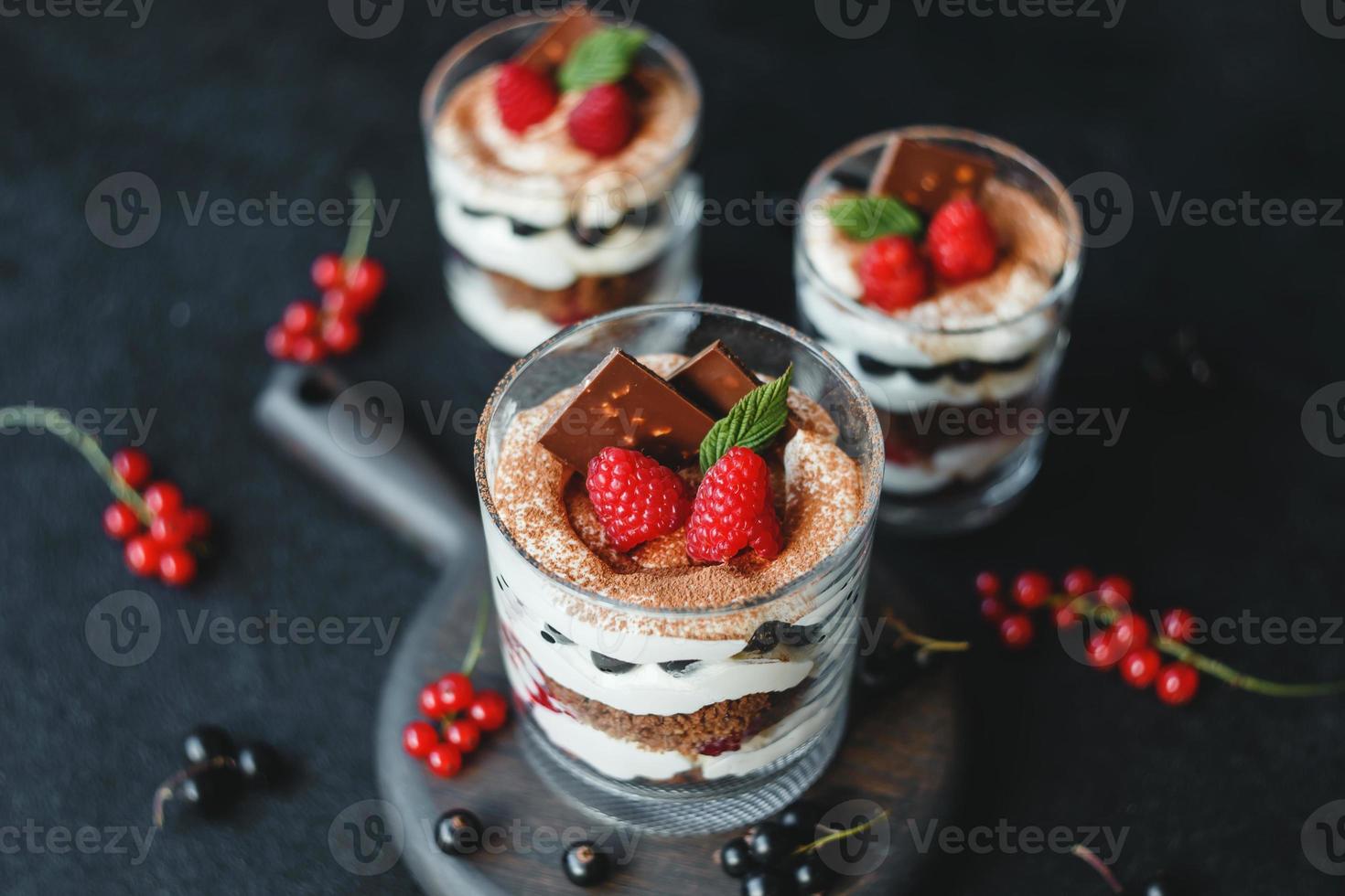 petit dessert sucré maison de bagatelle avec des framboises, des cassis et du fromage à la crème. photo