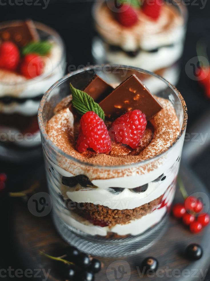 petit dessert sucré maison de bagatelle avec des framboises, des cassis et du fromage à la crème. photo