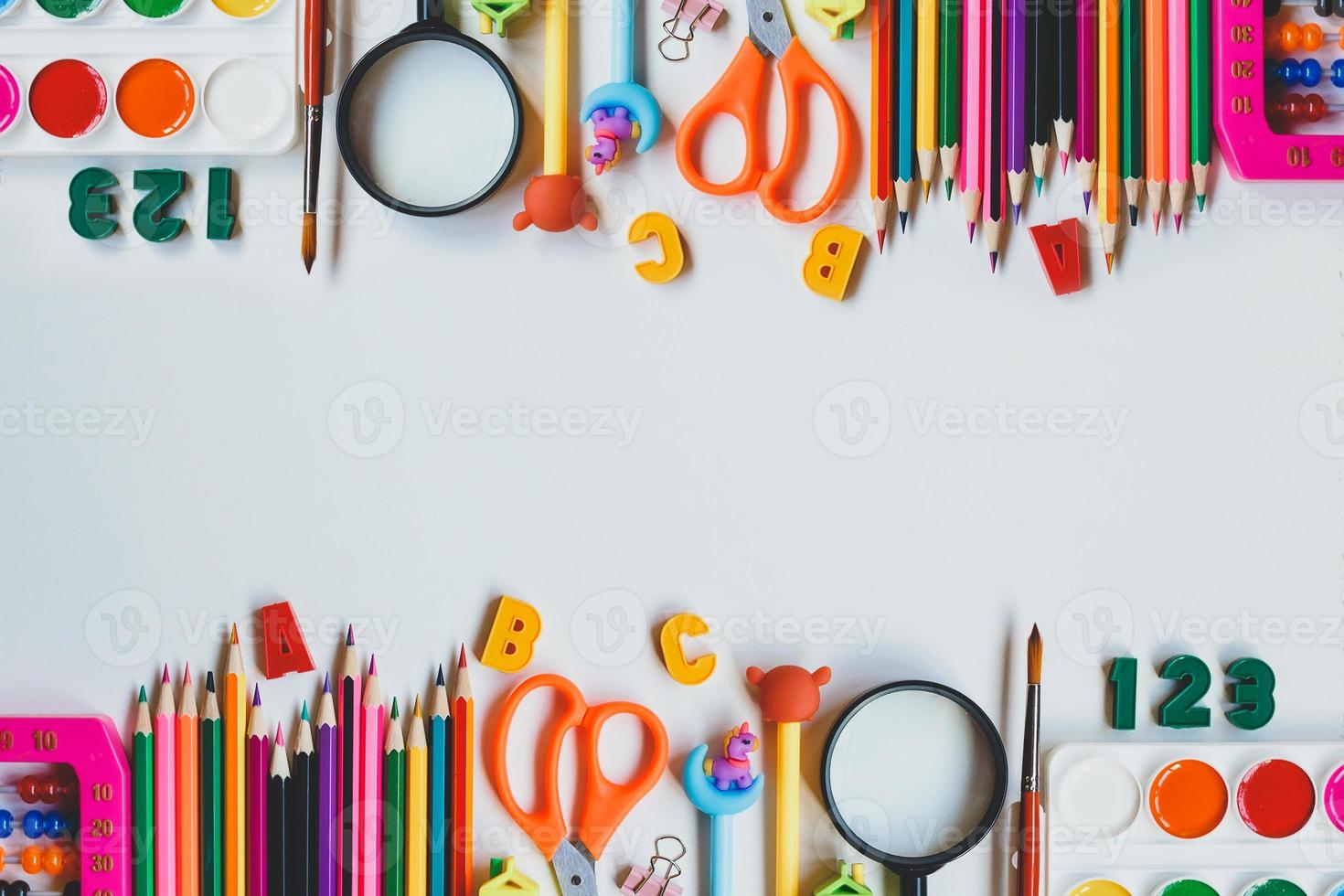 retour à l'école. fournitures scolaires sur fond blanc. vue de dessus. espace de copie. photo