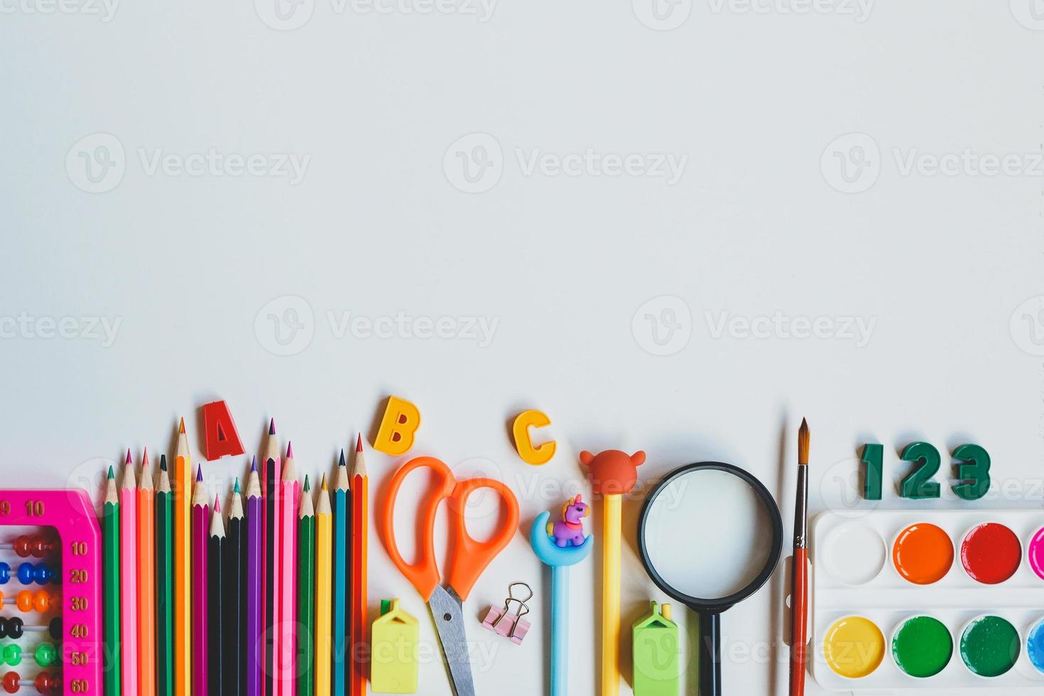 retour à l'école. fournitures scolaires sur fond blanc. vue de dessus. espace de copie. photo