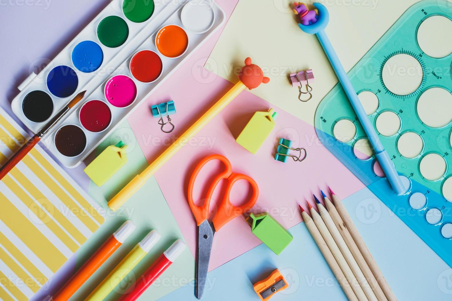 retour à l'école. fournitures scolaires sur fond multicolore photo