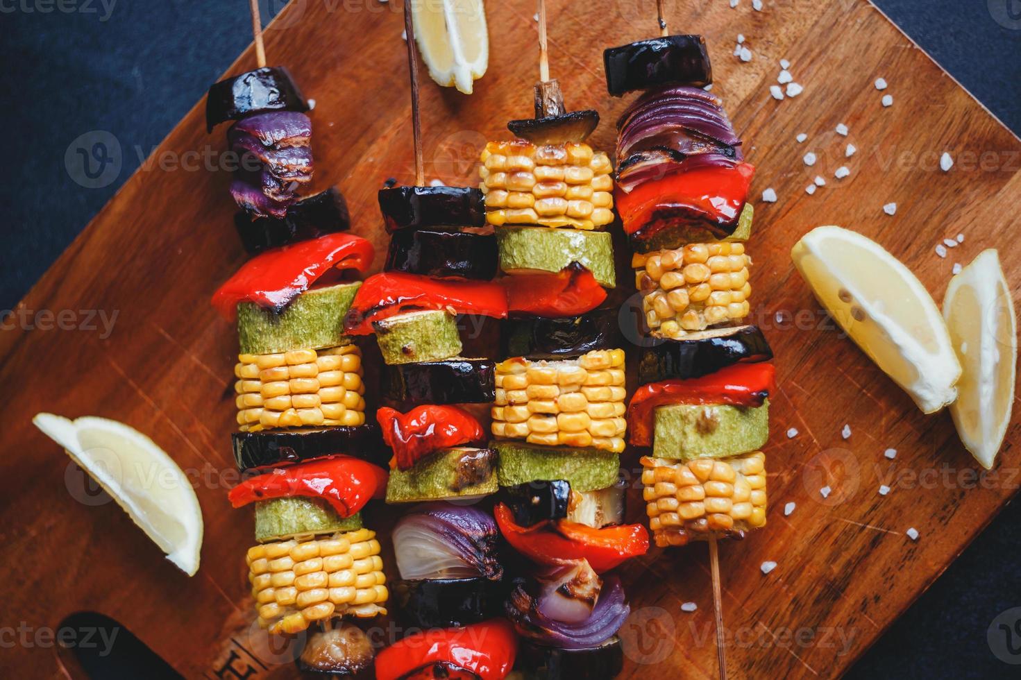 brochettes de légumes grillés, maïs, courgettes, aubergines, champignons, poivrons rouges et oignons. photo