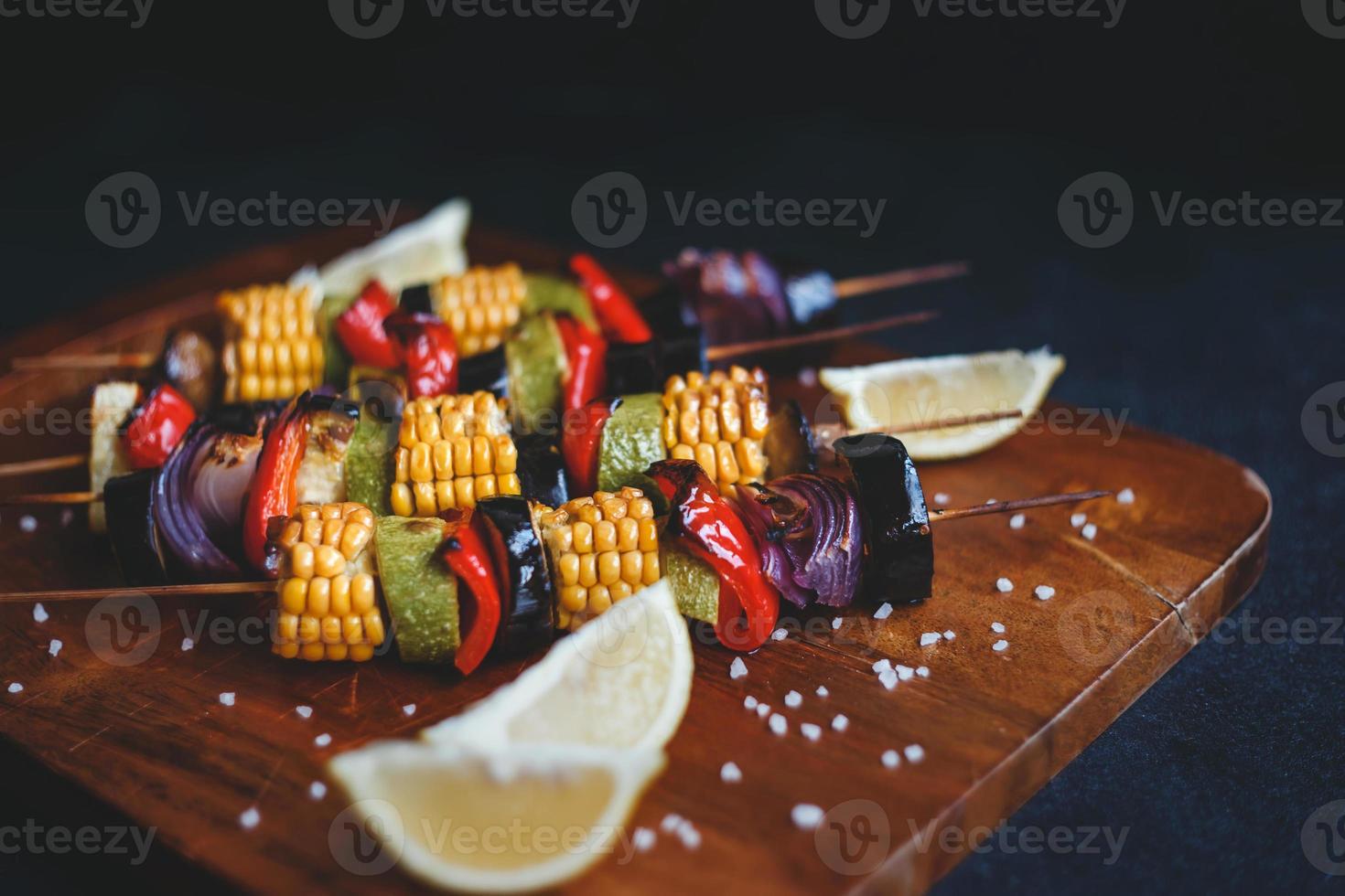 brochettes de légumes grillés, maïs, courgettes, aubergines, champignons, poivrons rouges et oignons. photo