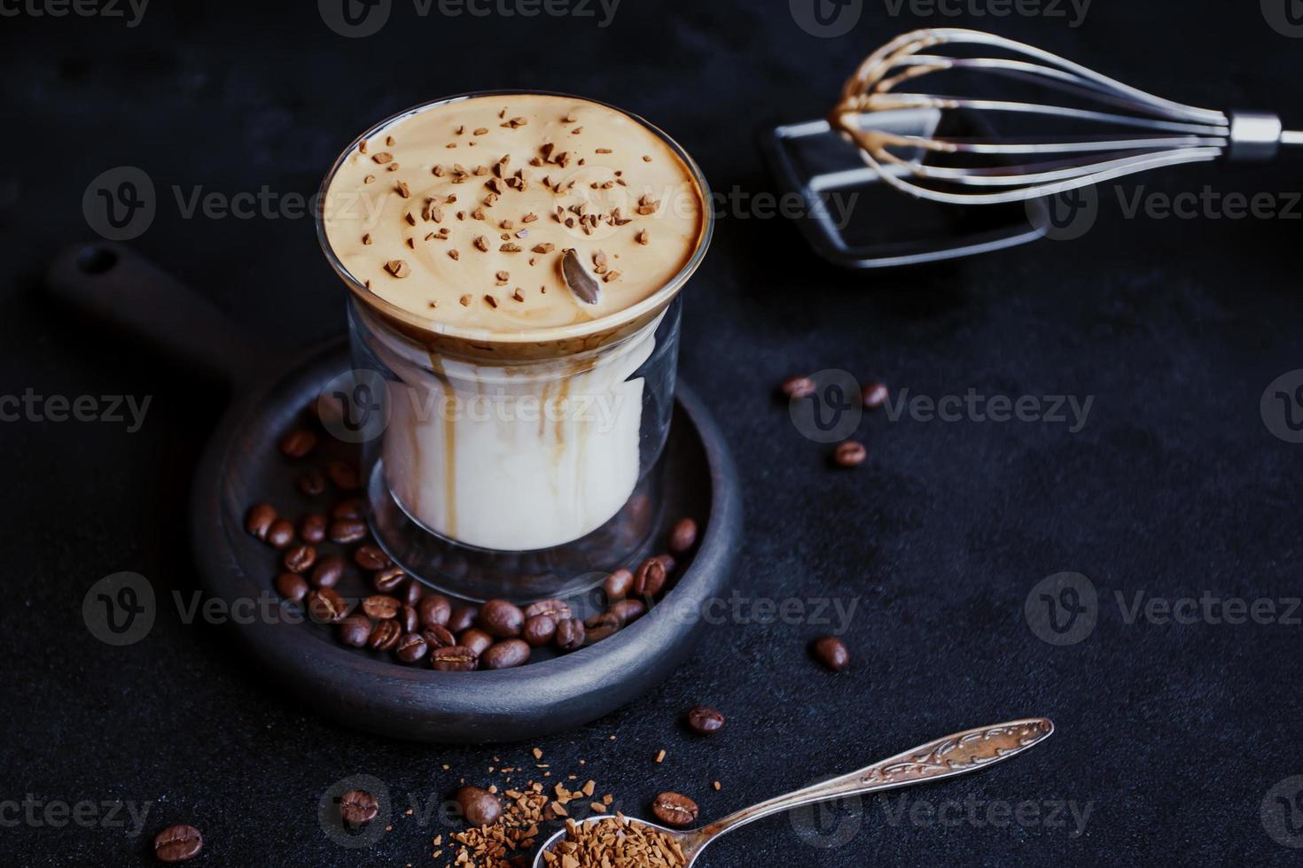 café dalgona, un café fouetté crémeux et moelleux à la mode. photo