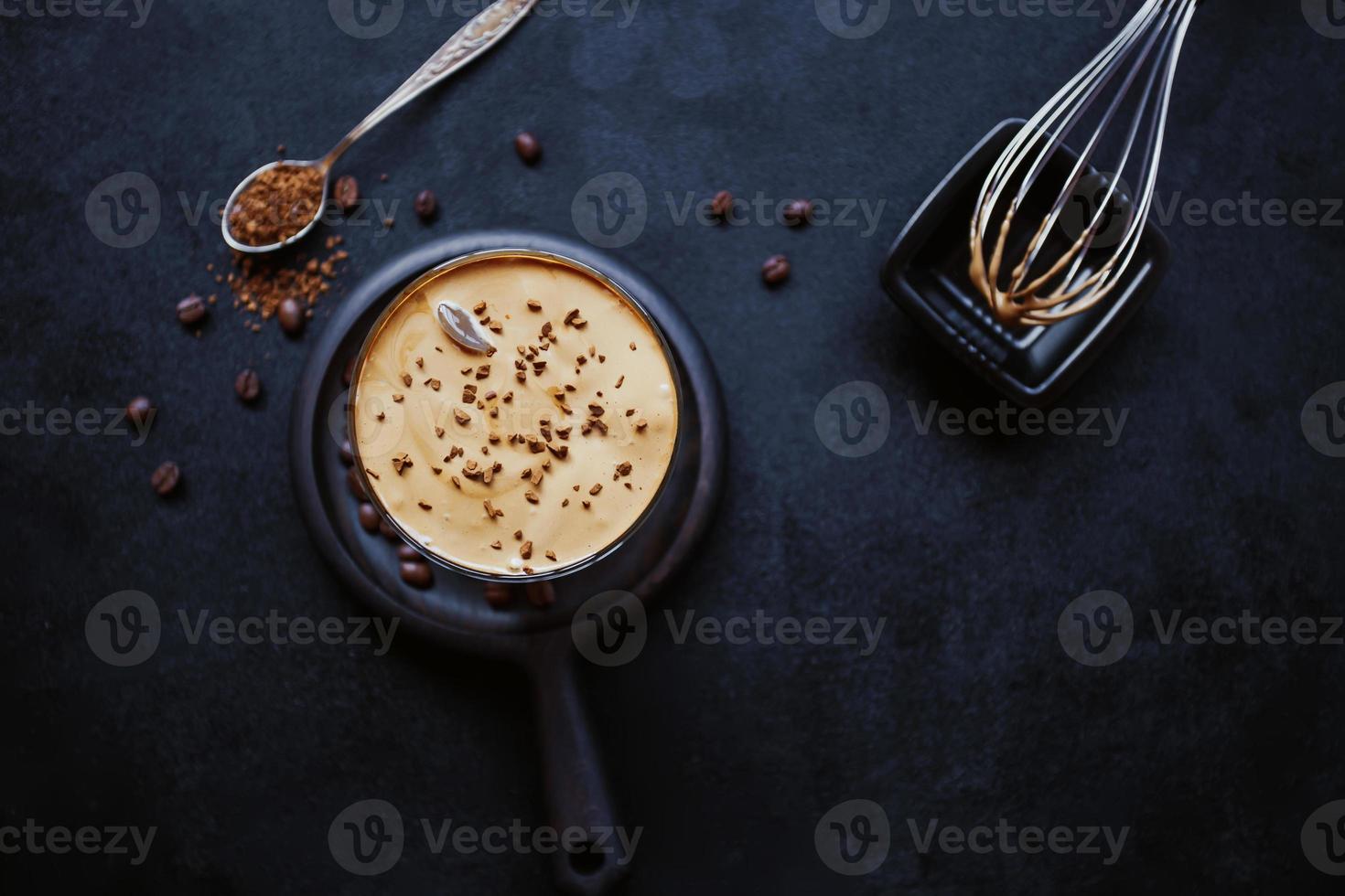 café dalgona, un café fouetté crémeux et moelleux à la mode. photo