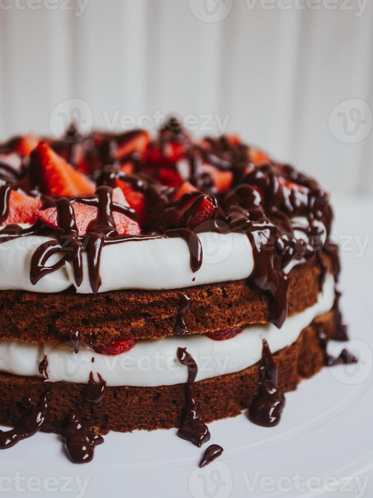 délicieux gâteau au chocolat fait maison avec des fraises photo