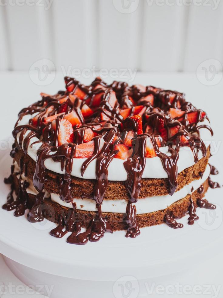 délicieux gâteau au chocolat fait maison avec des fraises photo