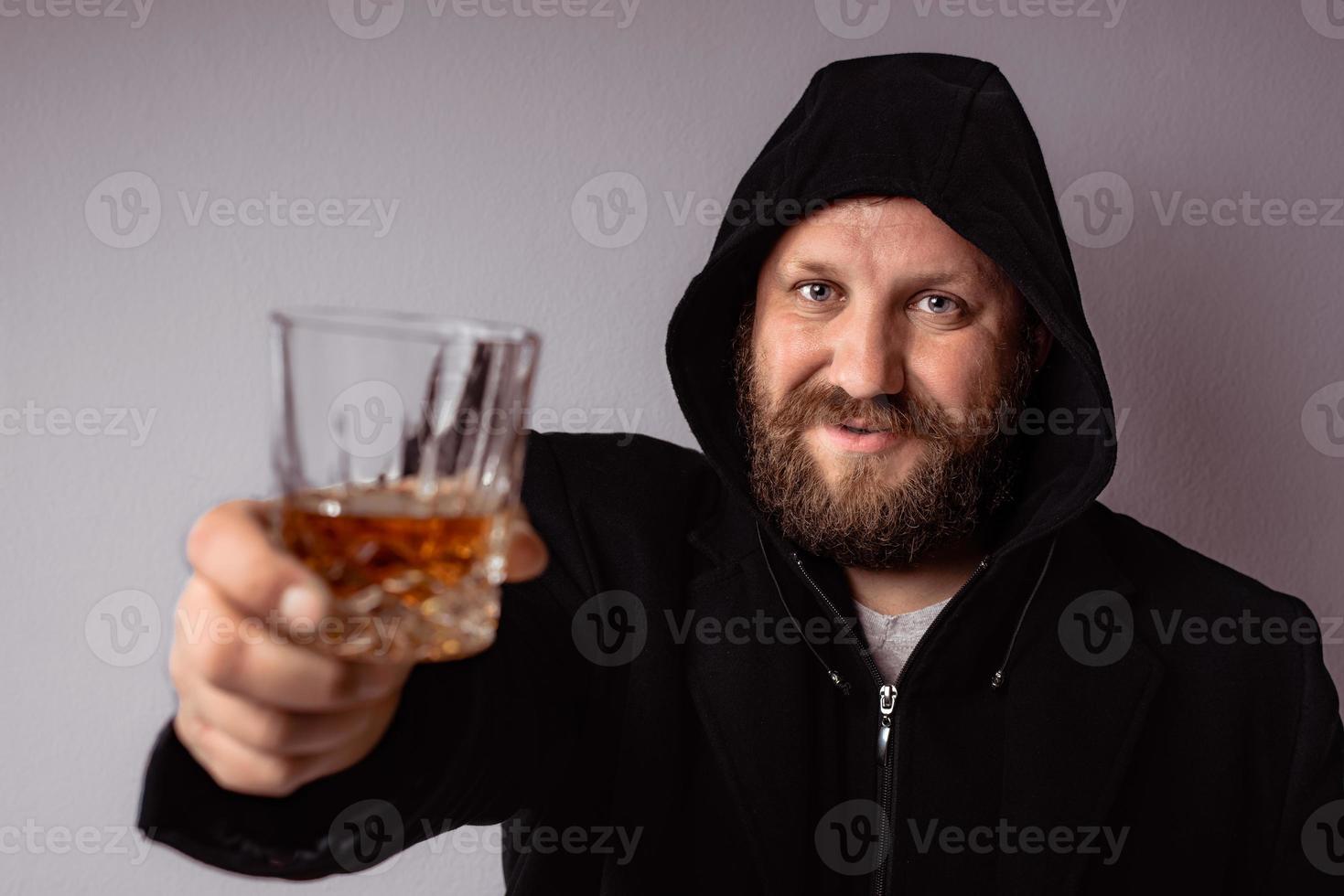 bel homme barbu élégant portant un manteau noir photo