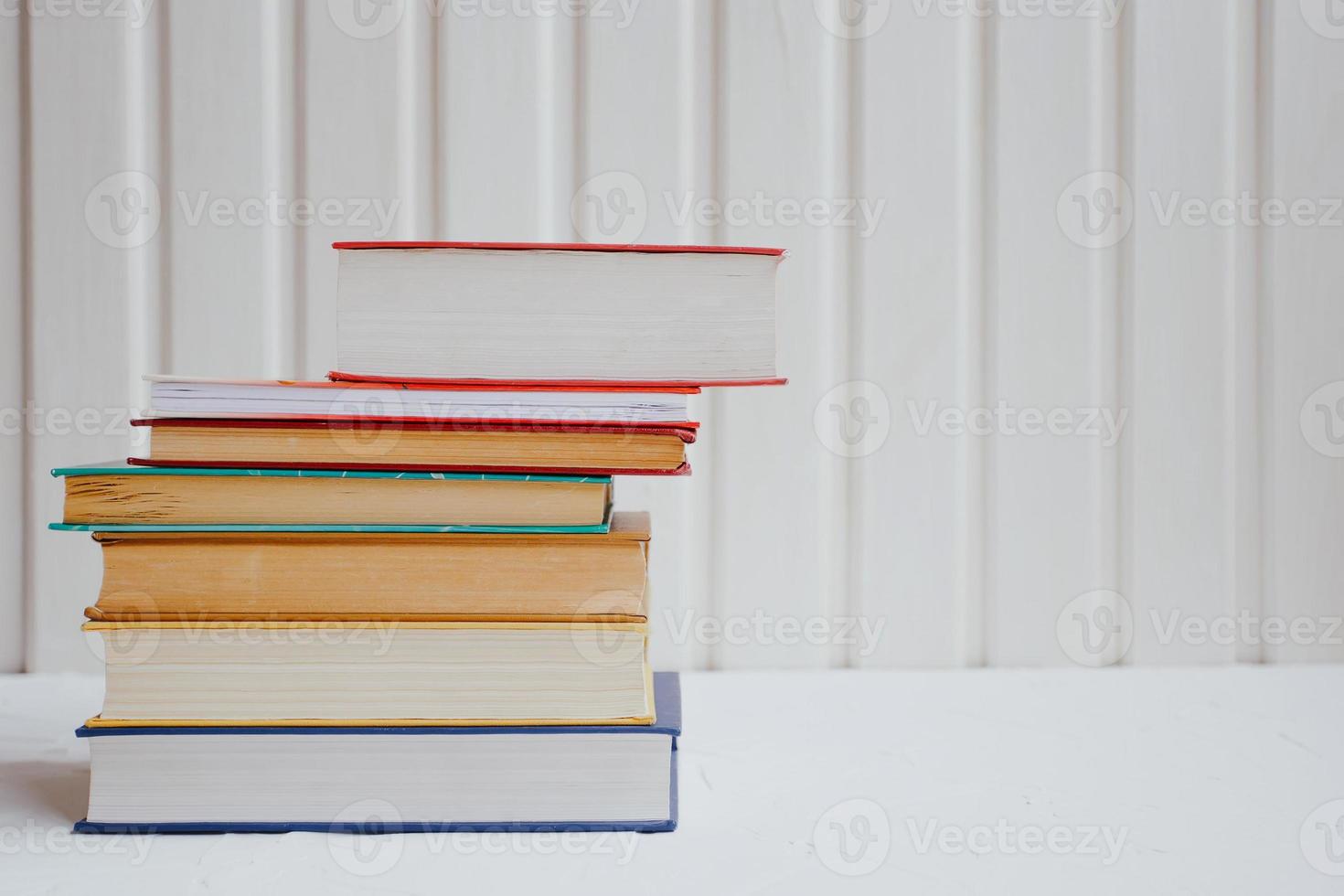 piles de livres éducatifs sur fond blanc. concept d'éducation. photo