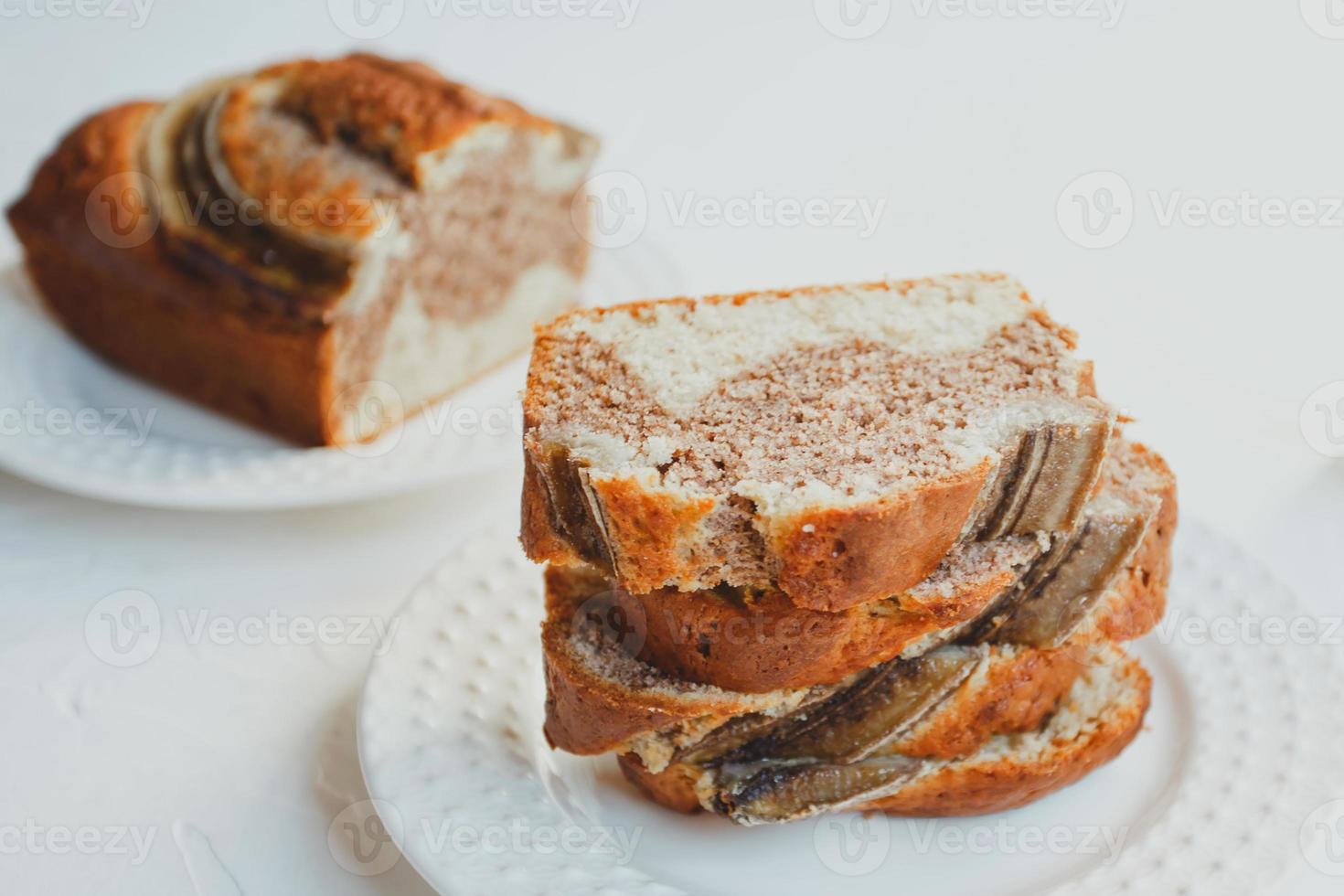 pain aux bananes maison à la cannelle et aux noix. photo