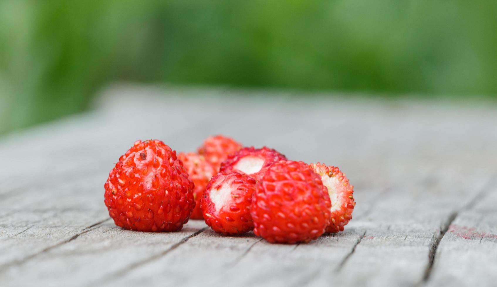 fraises fraîches du jardin fruits sauvages crus photo