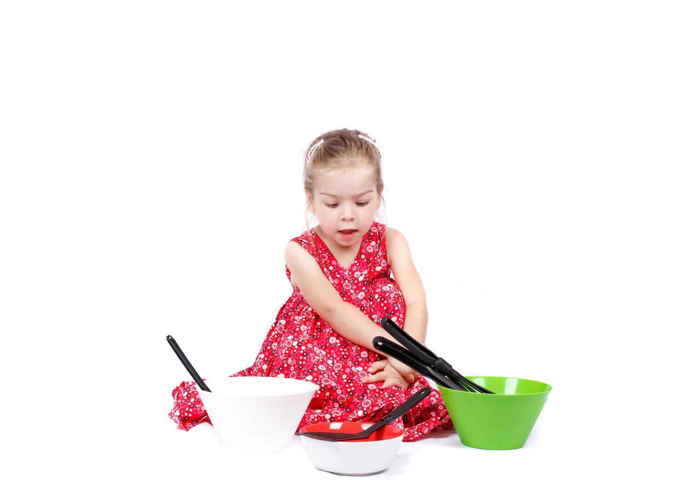 petit enfant utilisant des accessoires de cuisine s'amusant photo