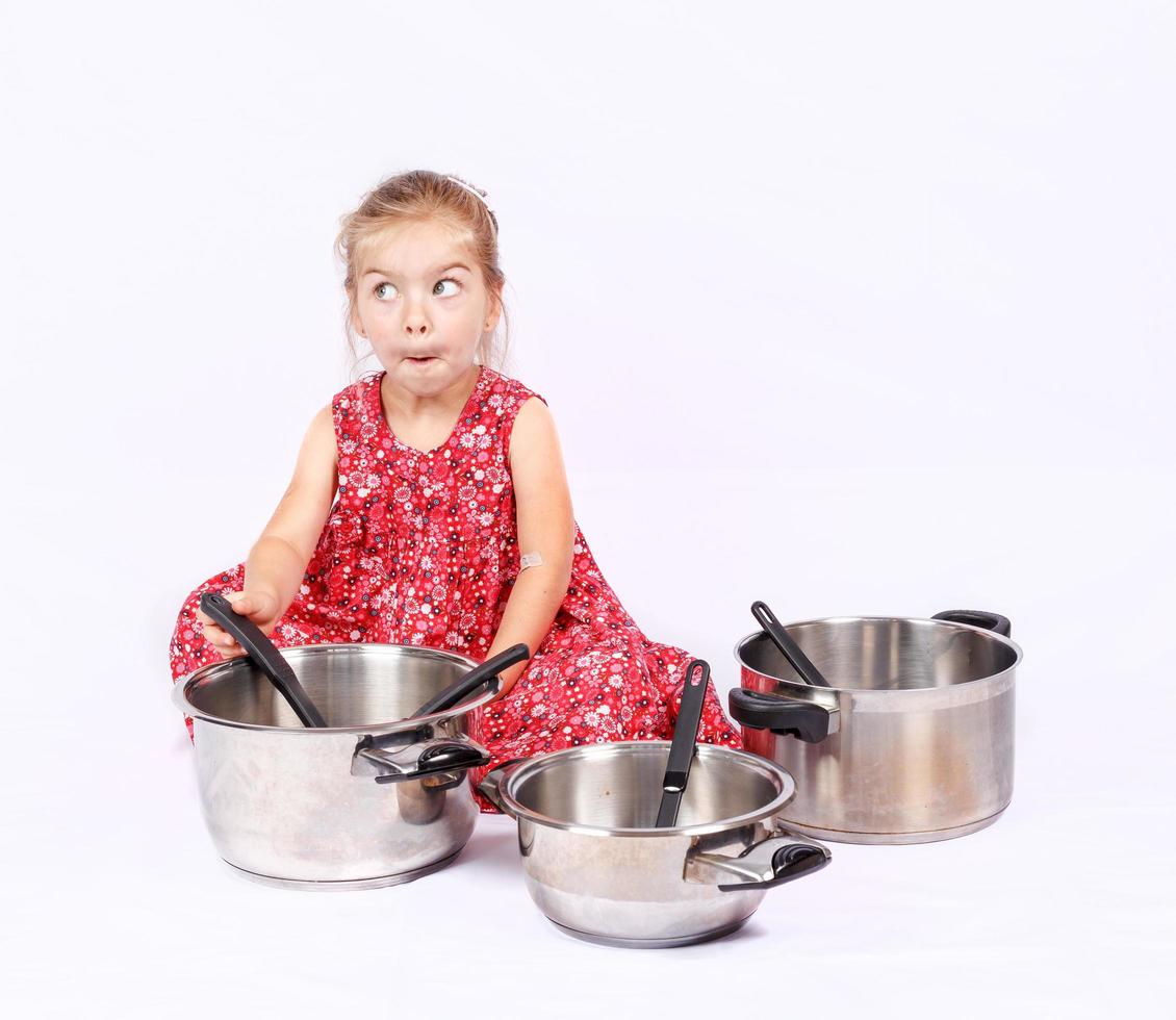 petit enfant utilisant des accessoires de cuisine s'amusant photo