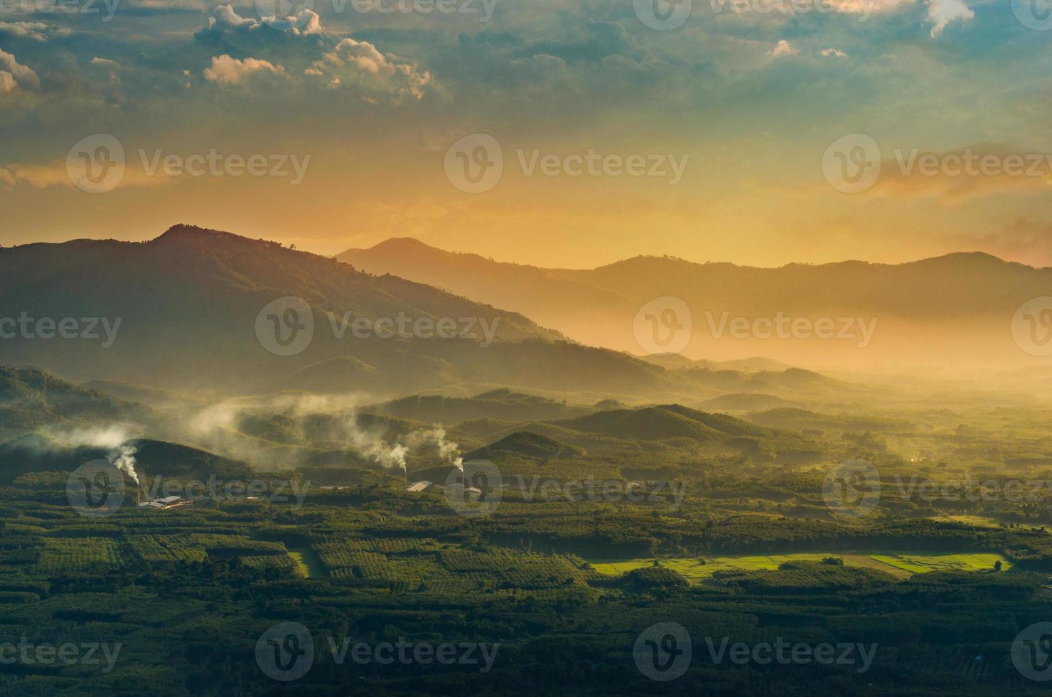 photo de montagne soleil du matin thaïlande vue sur le sommet de la colline avec de beaux couchers de soleil. district de nakhon si thammarat chawang