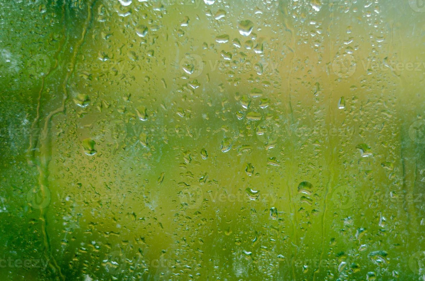 gouttes d'eau de texture sur le verre vert photo