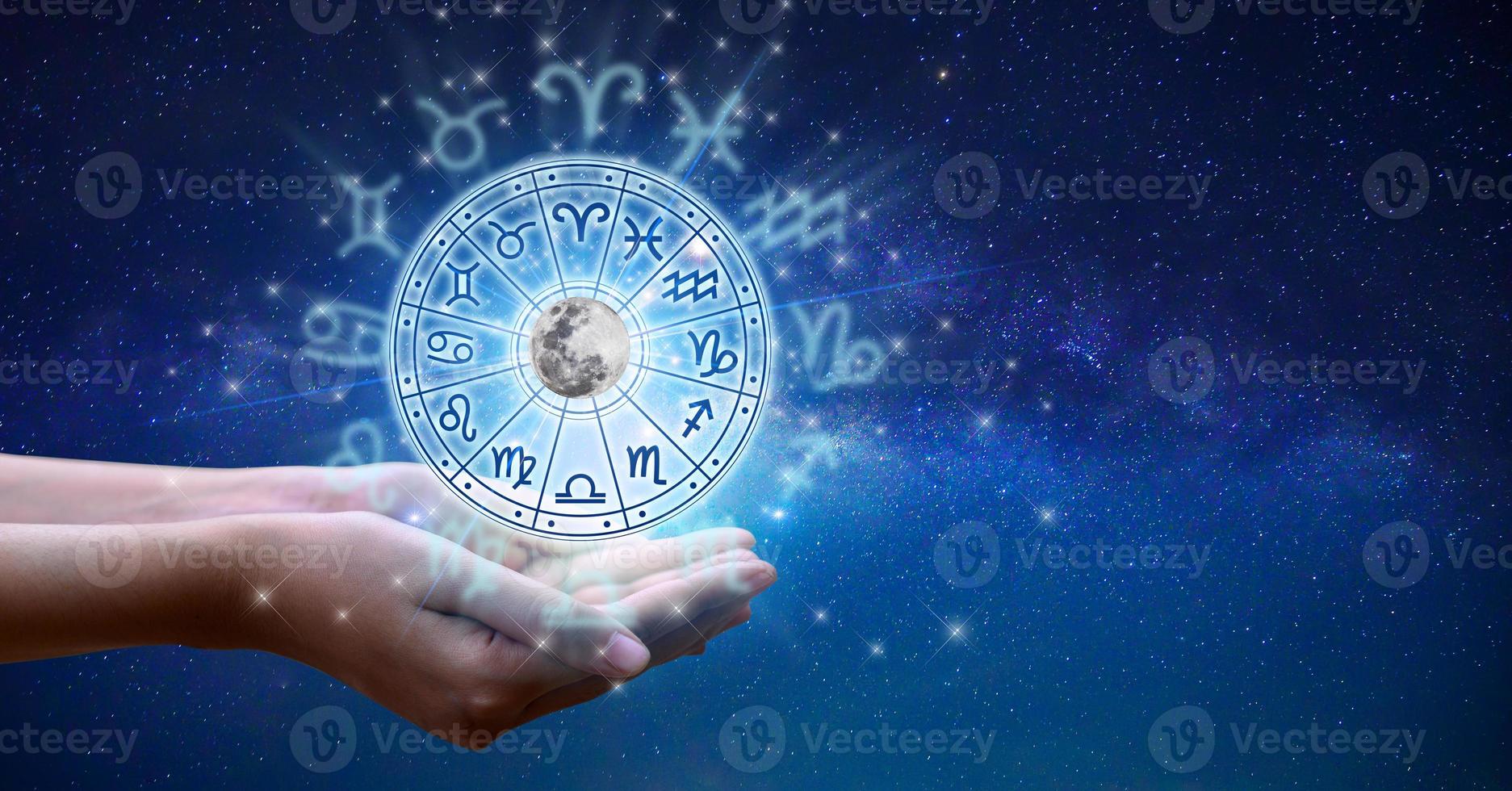 signes du zodiaque à l'intérieur du cercle de l'horoscope. astrologie dans le ciel avec de nombreuses étoiles et lunes concept d'astrologie et d'horoscopes photo