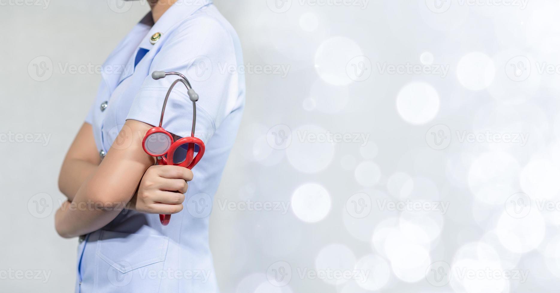 femme médecin avec des outils, fond blanc photo