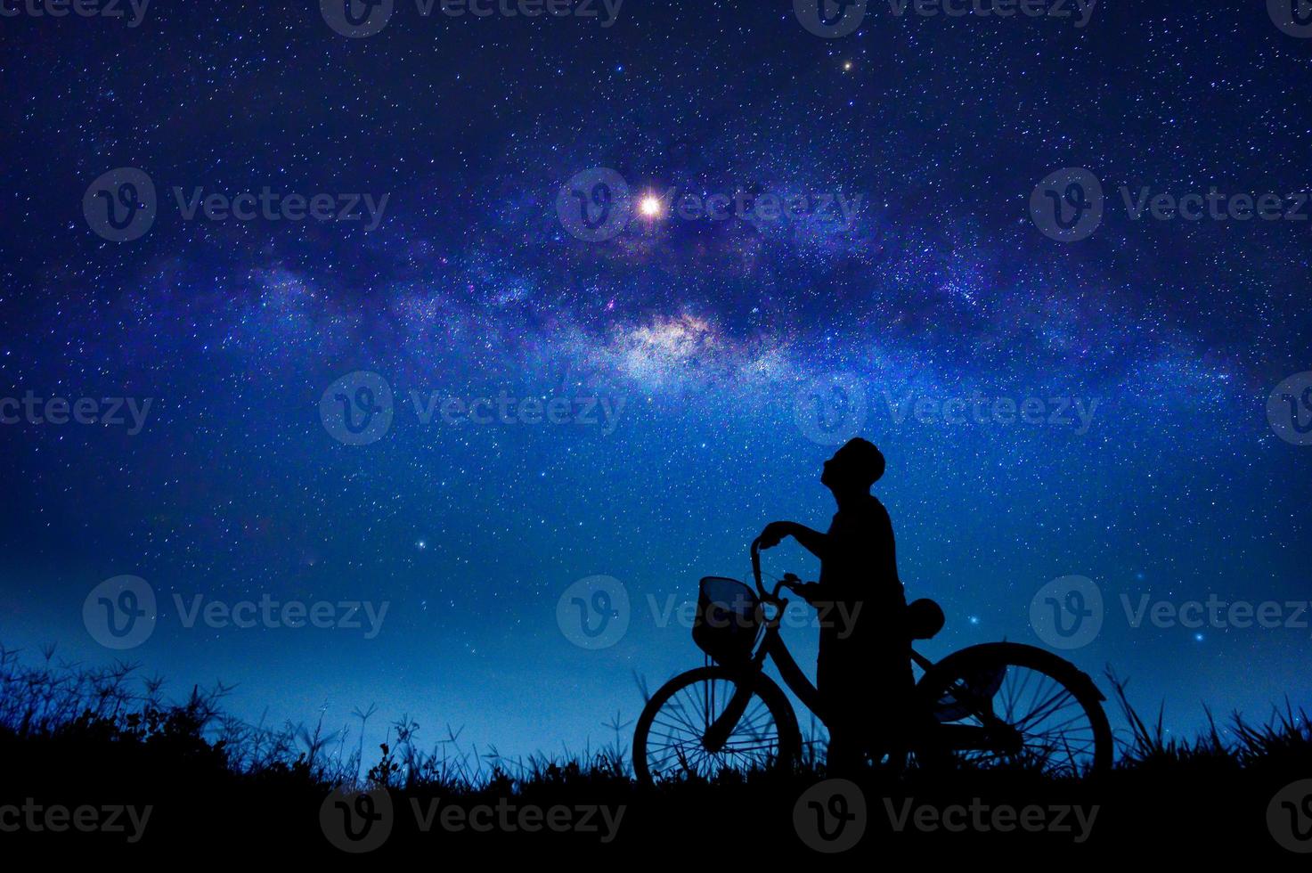 la personne fait du vélo au milieu de la galaxie des étoiles photo