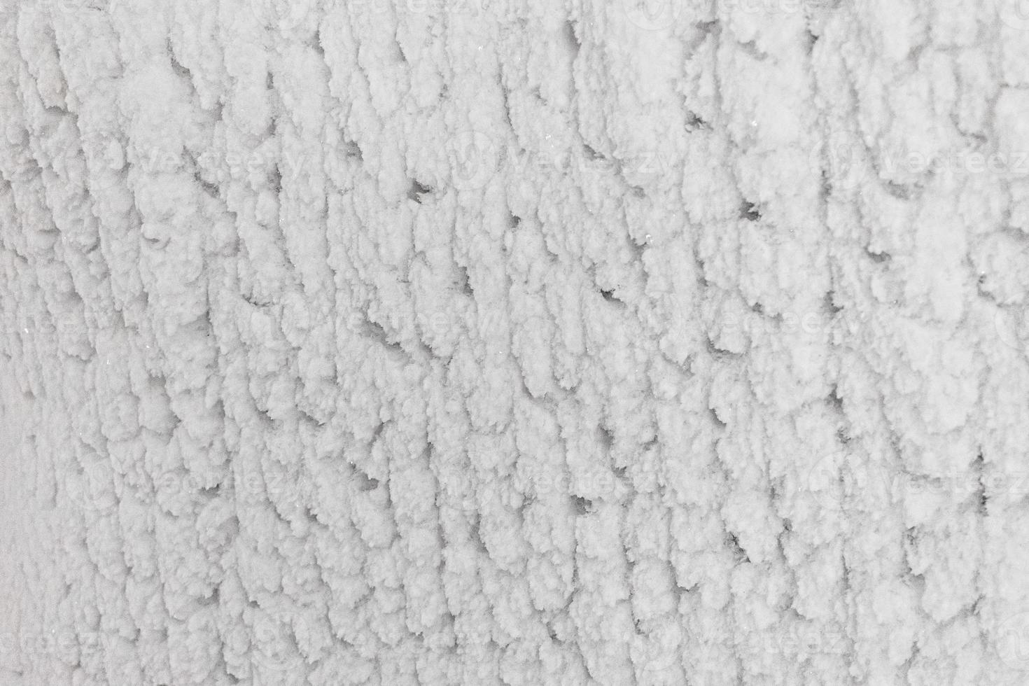 murs blancs en relief de glace et de neige dans une grotte. abstrait naturel texturé. photo