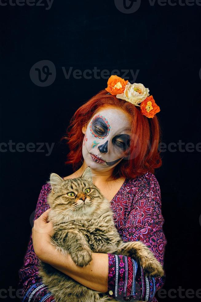 une jeune femme au jour de l'art du visage de crâne de masque mort. photo