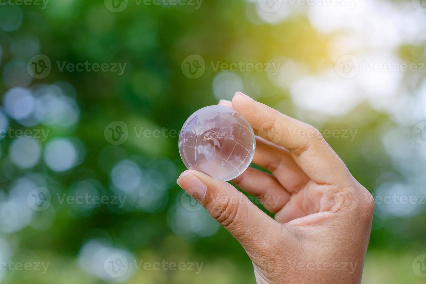 environnement jour de la terre le monde est entre les mains d'une jeune fille. photo