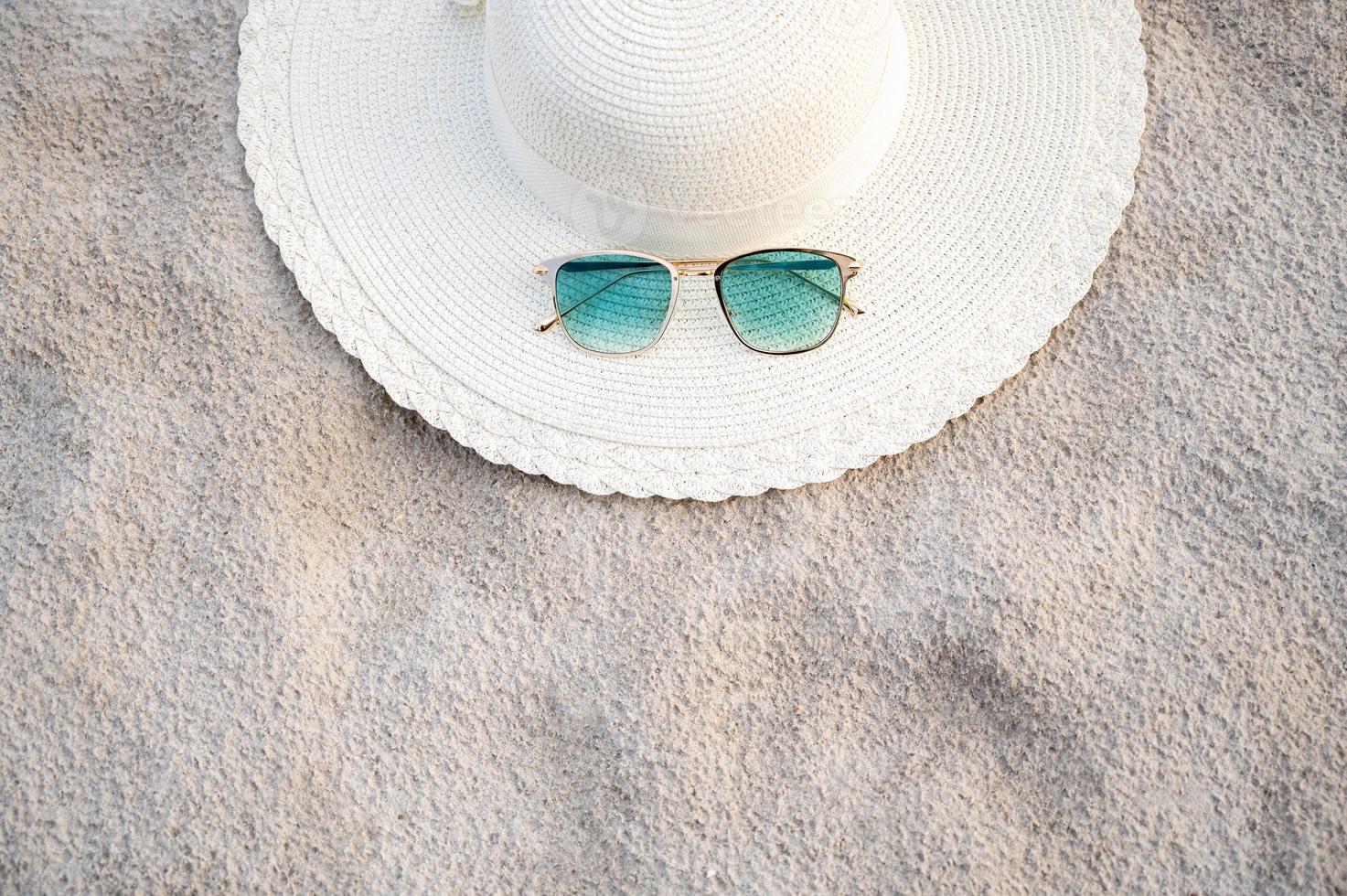 chapeaux et lunettes sont situés sur les plages de la mer bleue par temps clair photo