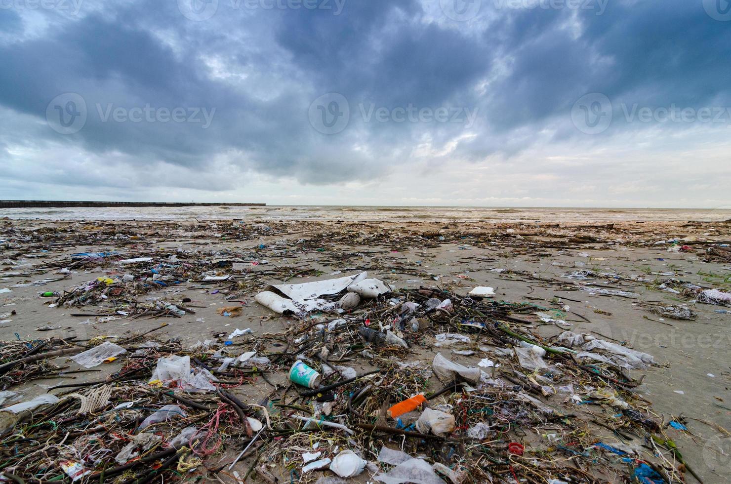 ordures la bouteille en plastique de mer de plage se trouve sur la plage et pollue la mer et la vie de la vie marine a renversé des ordures sur la plage de la grande ville. bouteilles en plastique sales vides utilisées photo