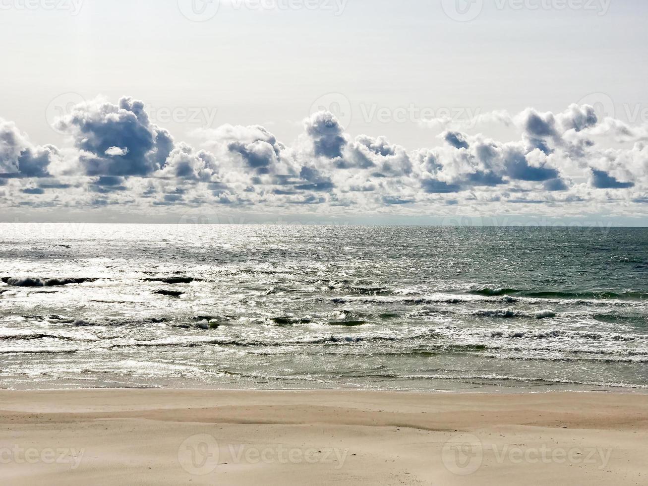 scène estivale tranquille de la mer baltique. beau ciel bleu et cloudscape. photo