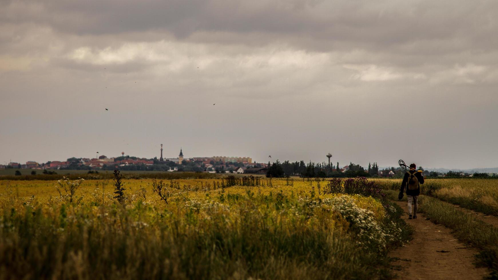 chasseur de trésor marchant sur le chemin photo