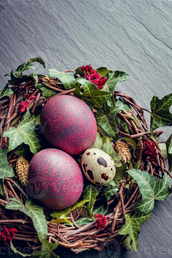 oeufs de pâques avec décoration.oeufs de caille et de poule dans un nid d'oiseaux. photo