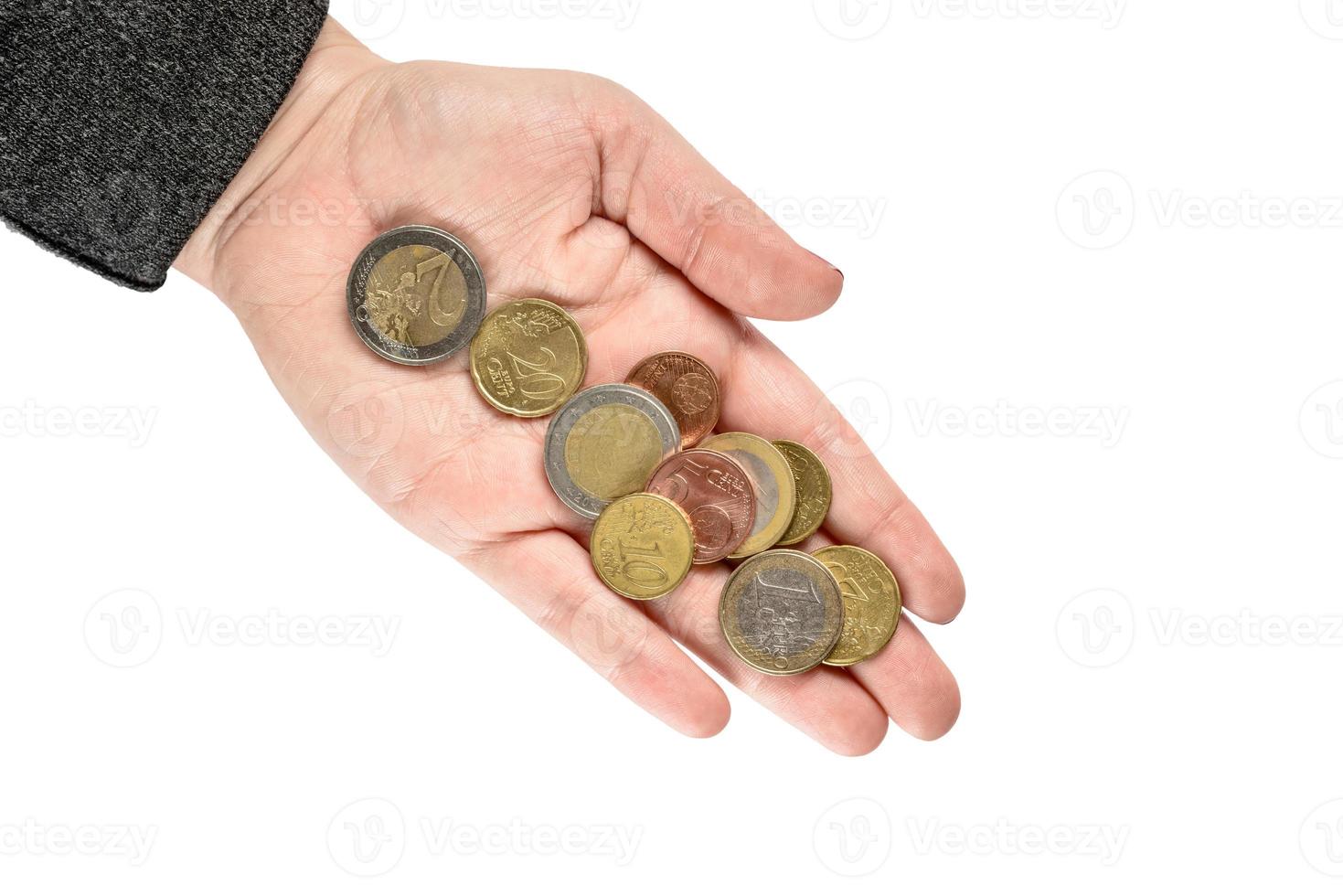 main avec des pièces en centimes d'euro. mains de femme avec des pièces de monnaie. photo