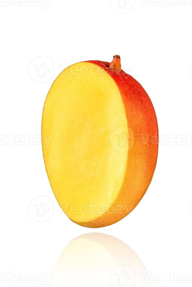 morceau de mangue, tranche, isolé sur fond blanc avec ombre portée. photo