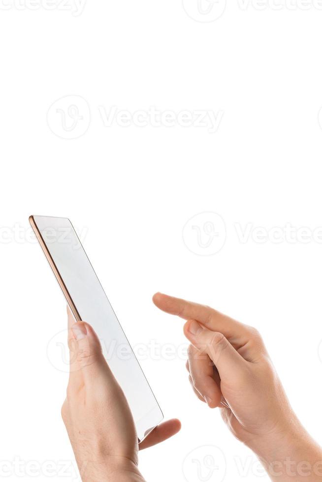 l'homme tient et touche une tablette blanche. isolé sur fond blanc. photo