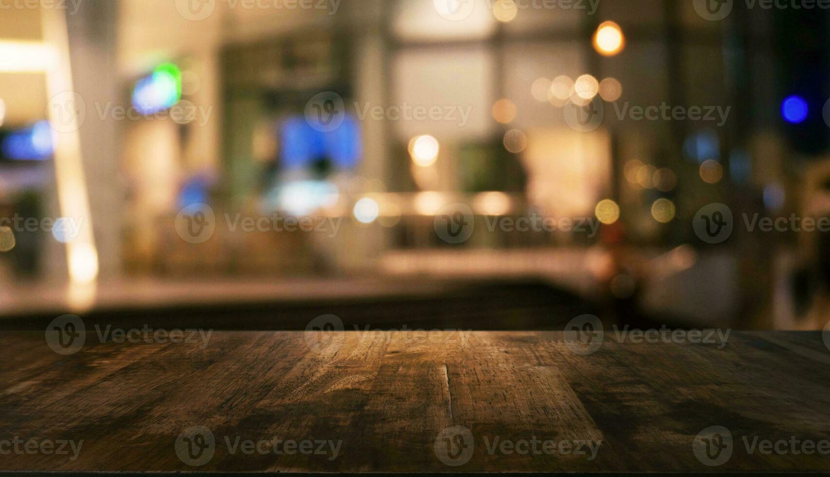 vide en bois table dans de face de abstrait flou Contexte de café magasin . pouvez être utilisé pour afficher moquer en haut de produit photo