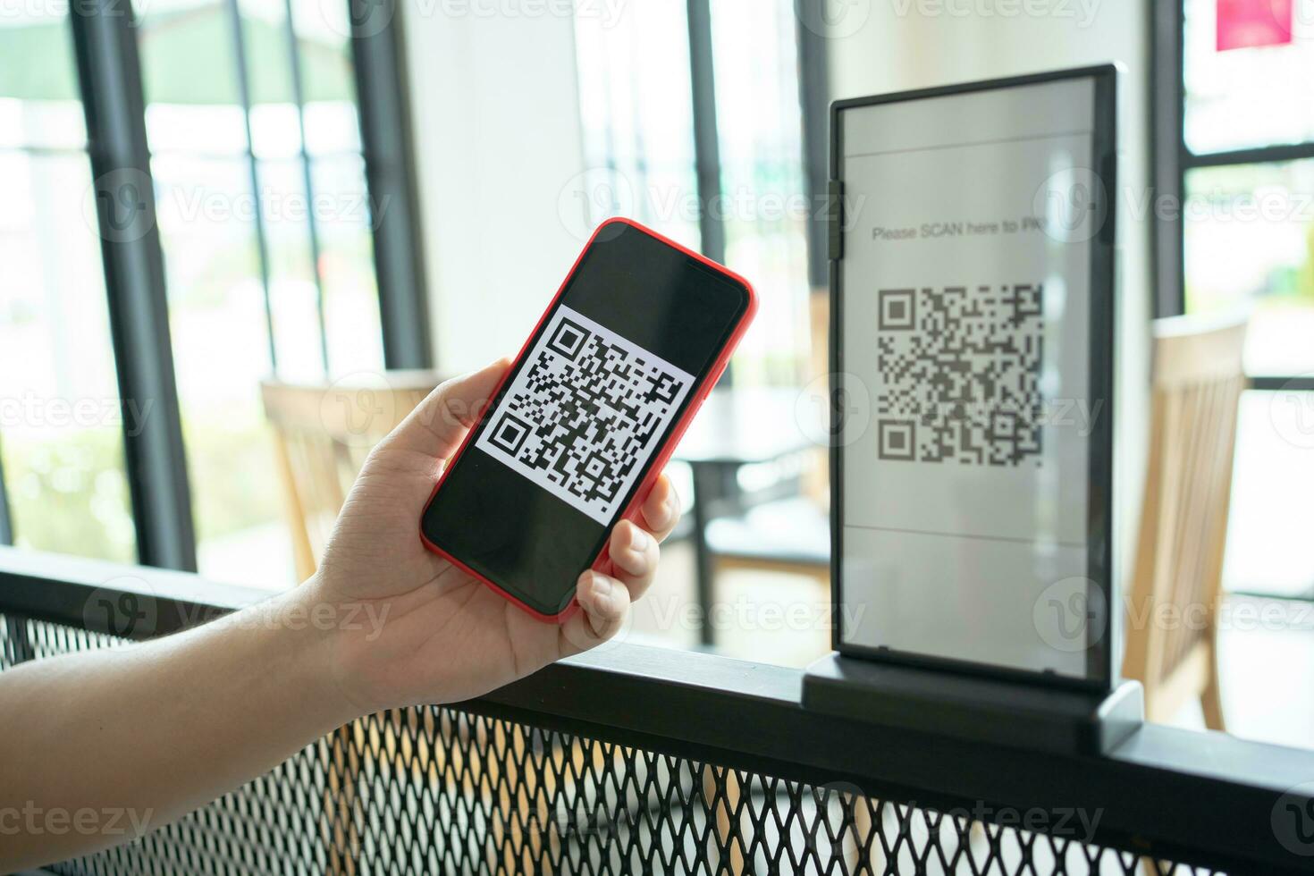 qr code paiement. e portefeuille. homme balayage étiquette accepté produire numérique Payer sans pour autant argent.scanning qr code en ligne achats sans argent Paiement et vérification La technologie concept photo