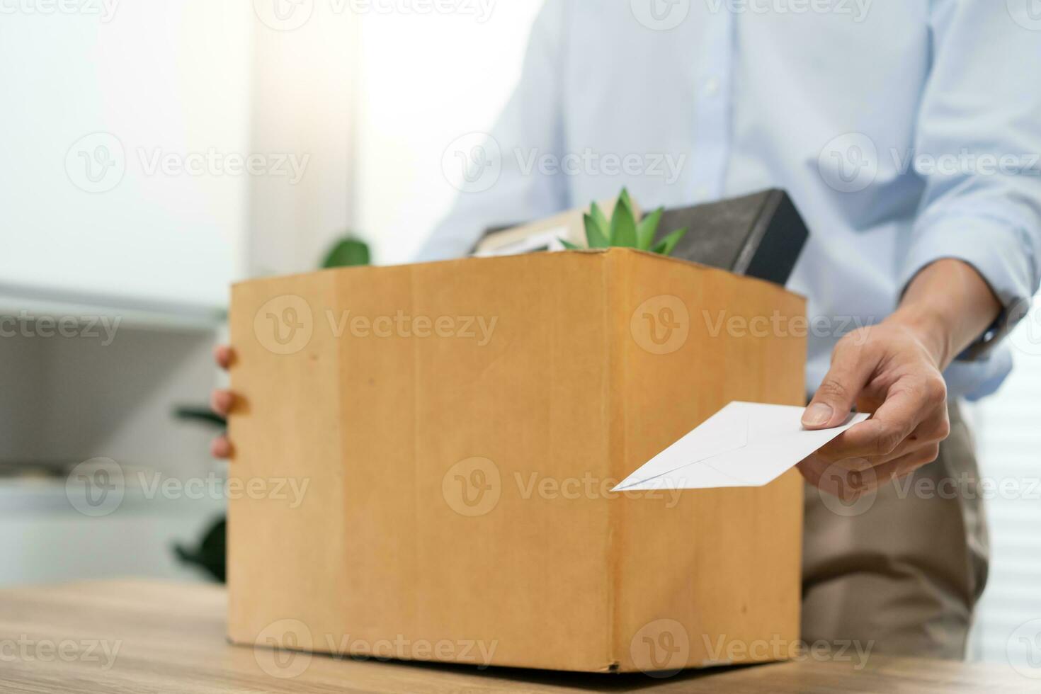 Envoi en cours démission lettre à patron et en portant des trucs démissionner déprimer ou porter papier carton boîte par bureau dans Bureau photo