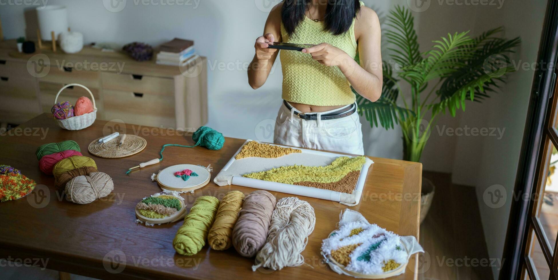 coup de poing aiguille. asiatique femme fabrication Fait main loisir tricot dans studio atelier. designer lieu de travail Fait main artisanat projet DIY broderie concept. photo