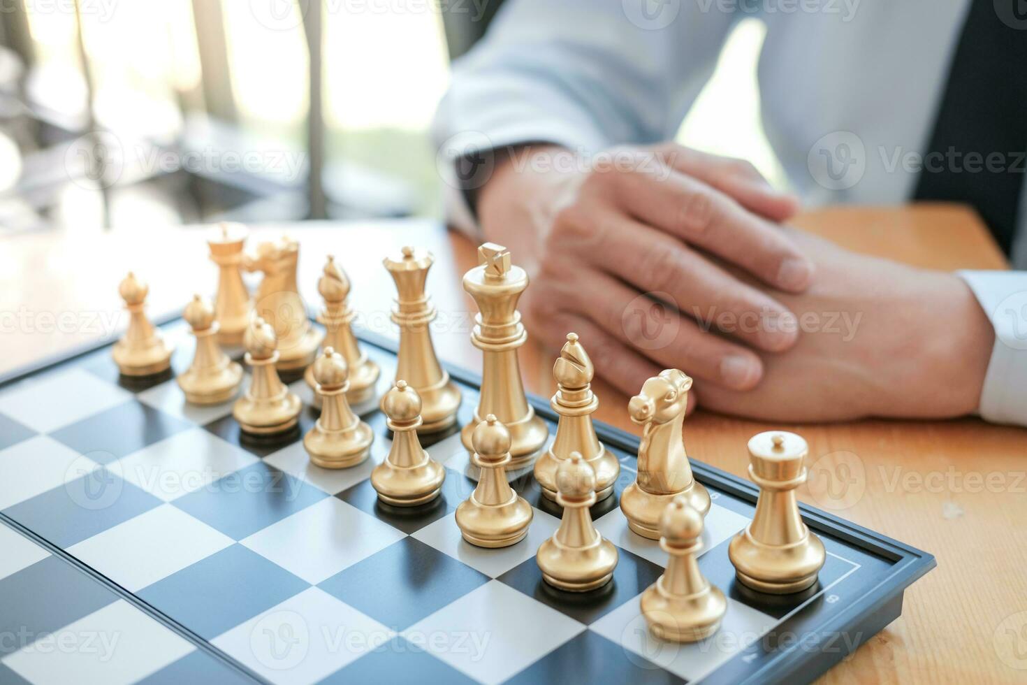 homme d'affaire jouer avec échecs jeu. Succès la gestion concept de affaires stratégie et tactique défi. photo