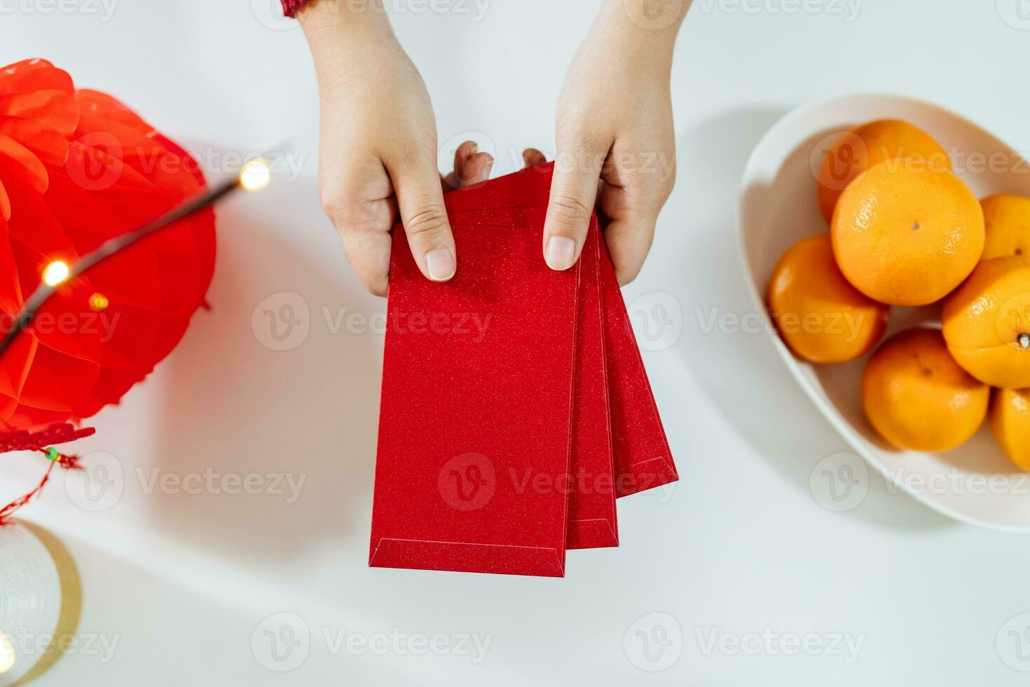 asiatique femme donnant rouge enveloppe pour lunaire Nouveau année célébrations. main tenir rouge paquet photo