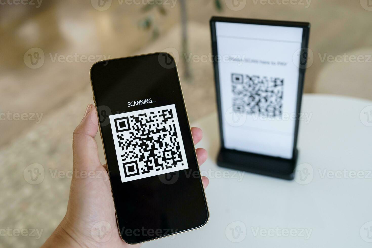 qr code paiement. e portefeuille. homme balayage étiquette accepté produire numérique Payer sans pour autant argent.scanning qr code en ligne achats sans argent Paiement et vérification La technologie concept. photo