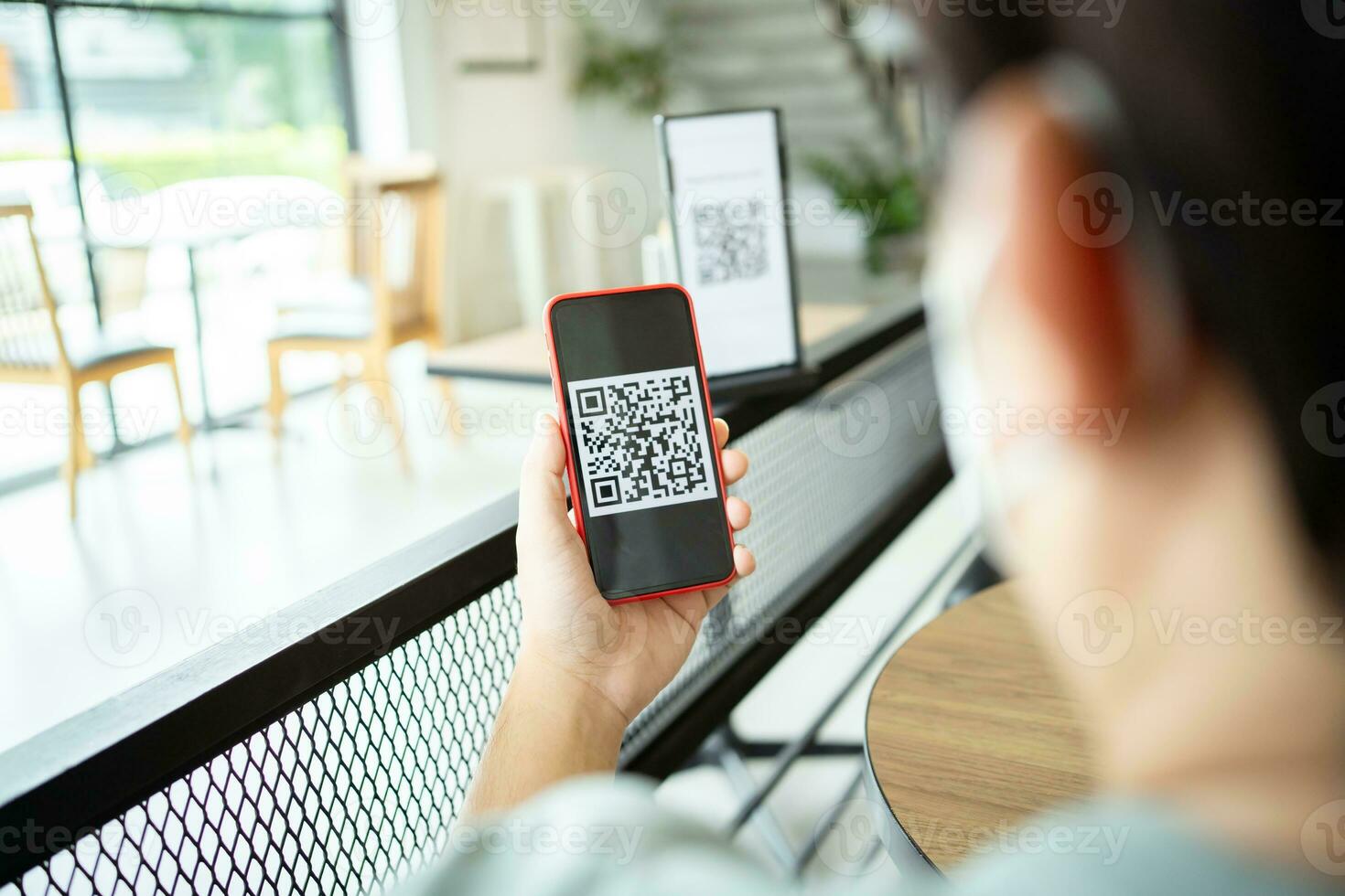 qr code paiement. e portefeuille. homme balayage étiquette accepté produire numérique Payer sans pour autant argent.scanning qr code en ligne achats sans argent Paiement et vérification La technologie concept photo