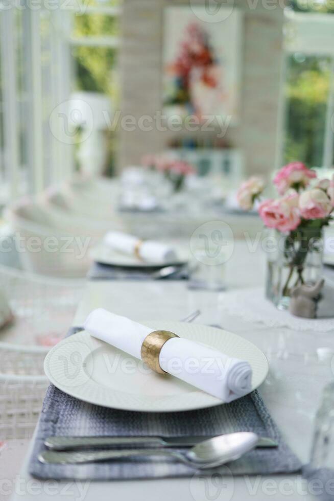 le mariage décor. les tables ensemble pour un un événement fête ou mariage réception. luxe élégant table réglage dîner dans une restaurant. des lunettes et plats. salle pour banquet et mariages. photo