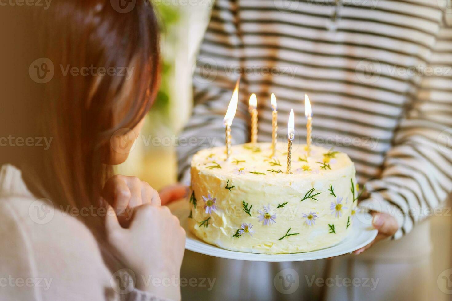 de bonne humeur copains profiter Accueil anniversaire vacances faire la fête. asiatique sœur applaudissement en buvant rouge du vin célébrer avec anniversaire gâteau. photo