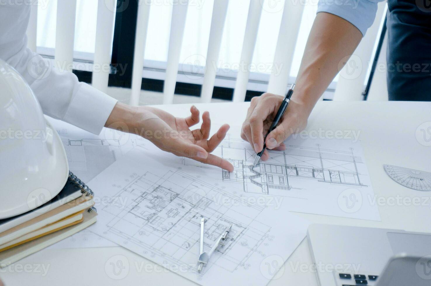 collègues intérieur designer entreprise réussite Planification conception sur plan travail en équipe concept avec boussole. photo