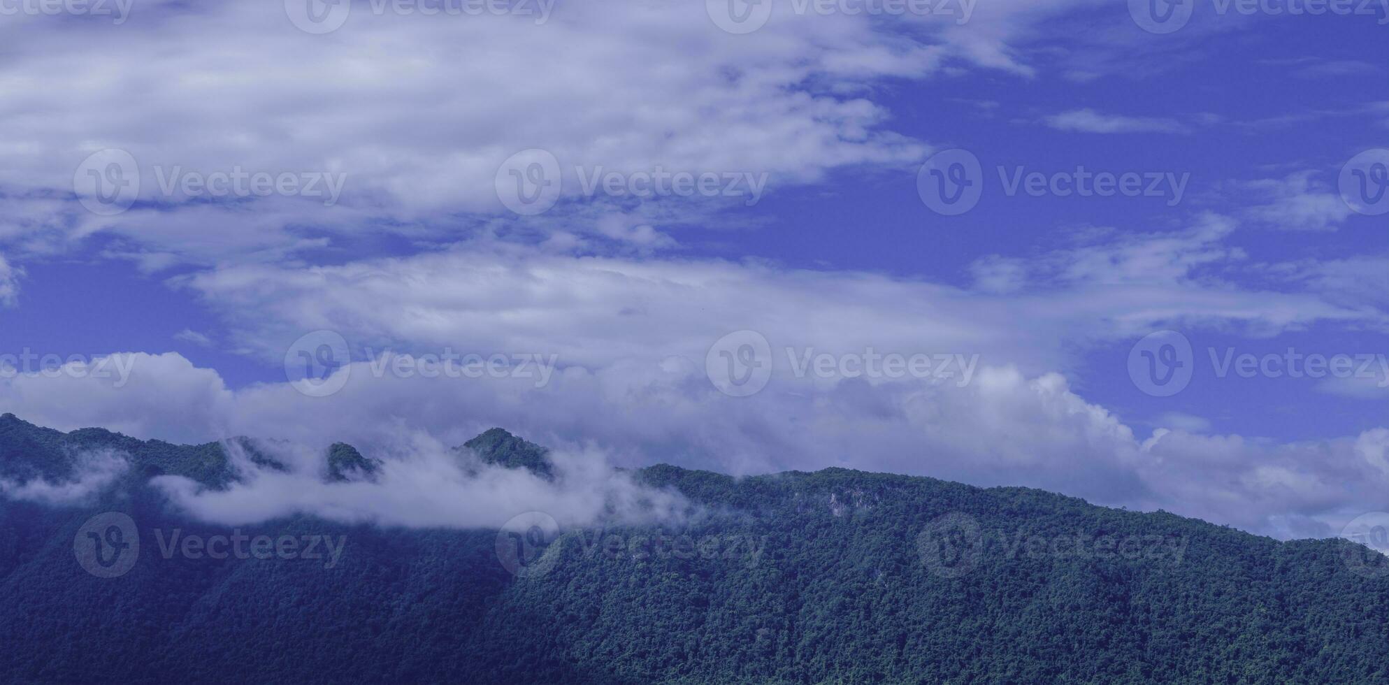 magnifique panorama la nature haute montagnes vue des nuages bleu ciel Contexte à campagne de paysage colline photo