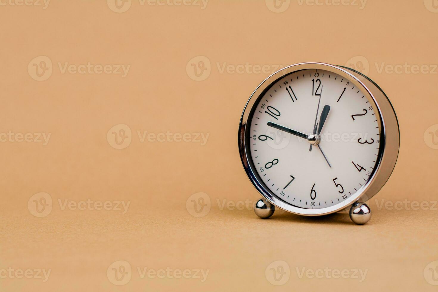 alarme horloge. magnifique moderne l'horloge mensonges sur papier Contexte. temps l'horloge temps arrêt temps de travail travail avec temps temps concept photo