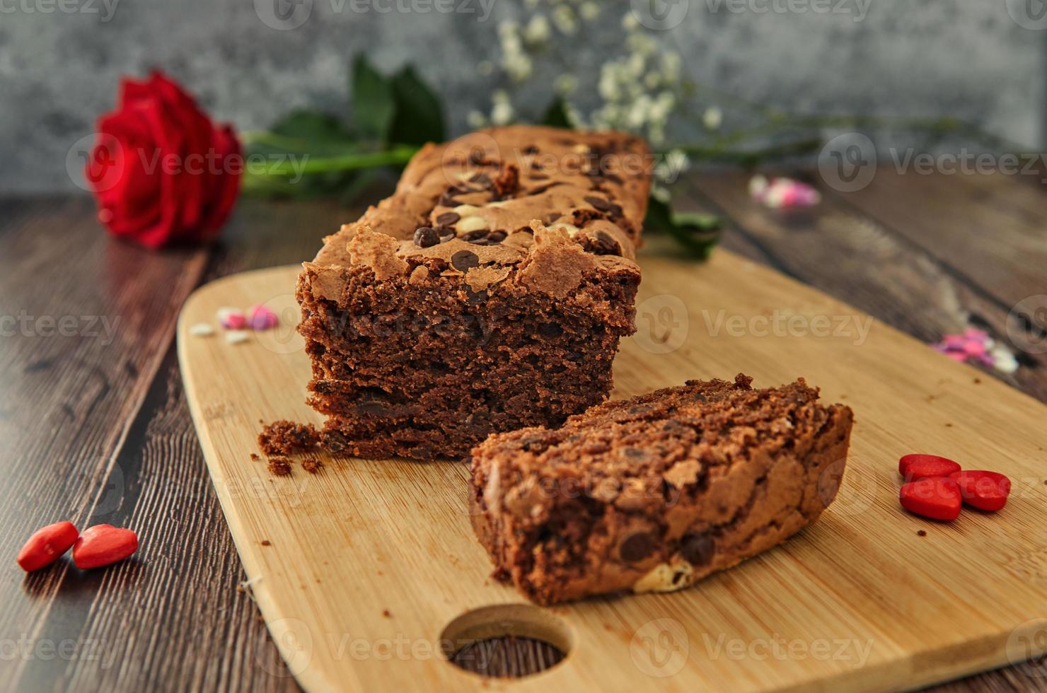 gâteau sur une table en bois avec des coeurs et une rose photo