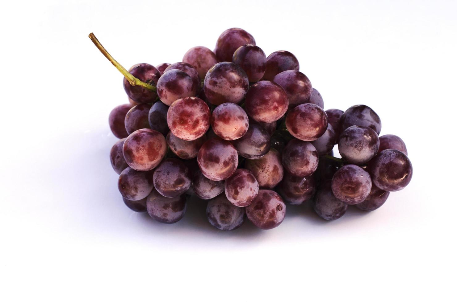 Fruits de raisin rouge isolé sur fond blanc photo